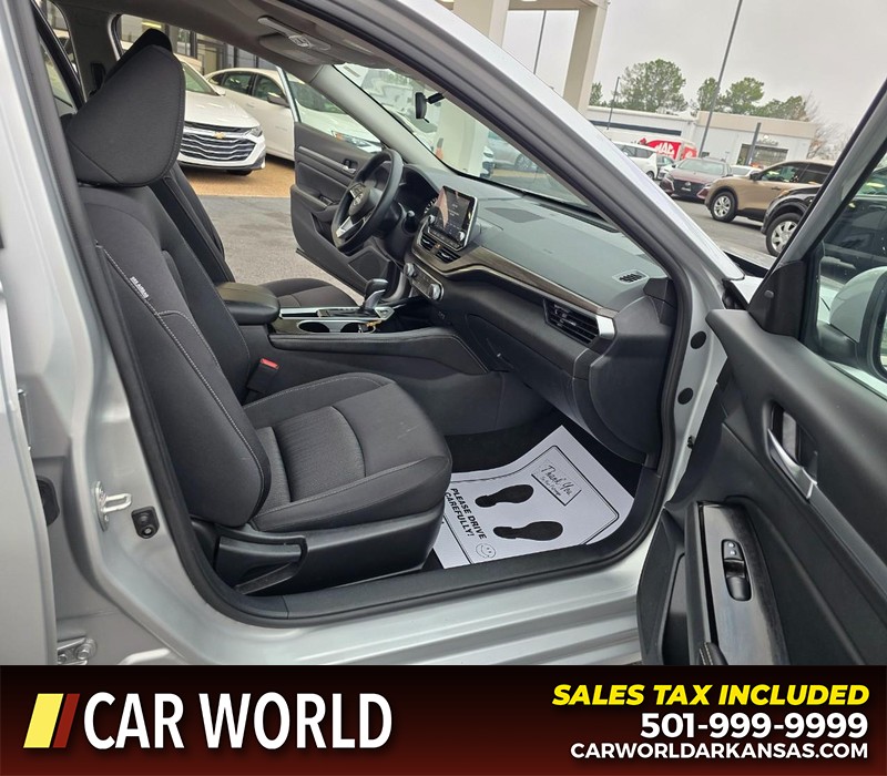 Nissan Altima Vehicle Full-screen Gallery Image 11