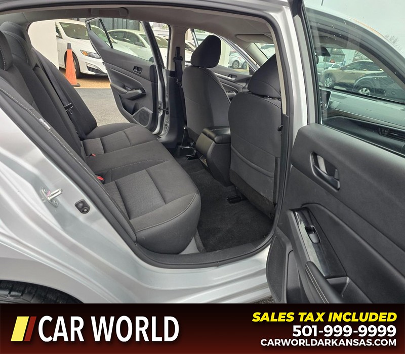 Nissan Altima Vehicle Full-screen Gallery Image 12