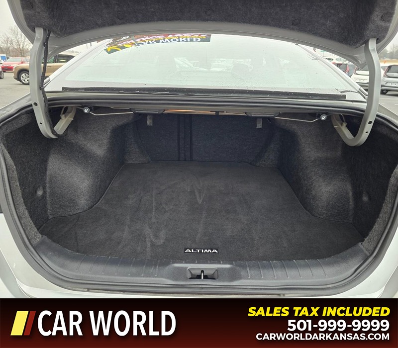 Nissan Altima Vehicle Full-screen Gallery Image 13