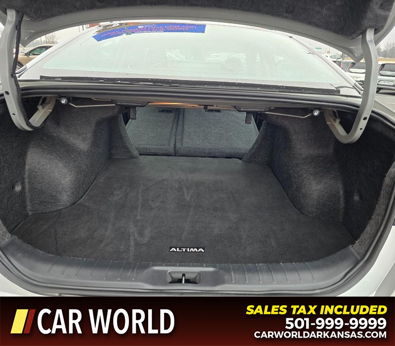 Nissan Altima Vehicle Full-screen Gallery Image 14