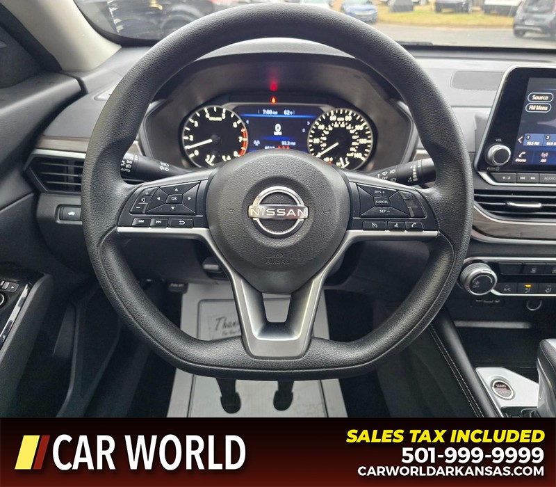 Nissan Altima Vehicle Full-screen Gallery Image 15