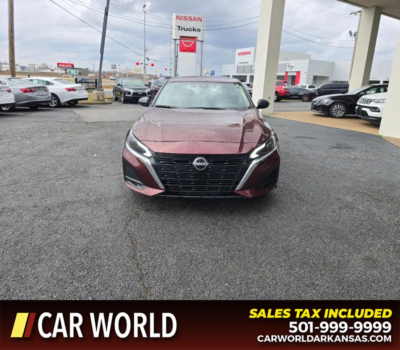 Nissan Altima Vehicle Full-screen Gallery Image 2