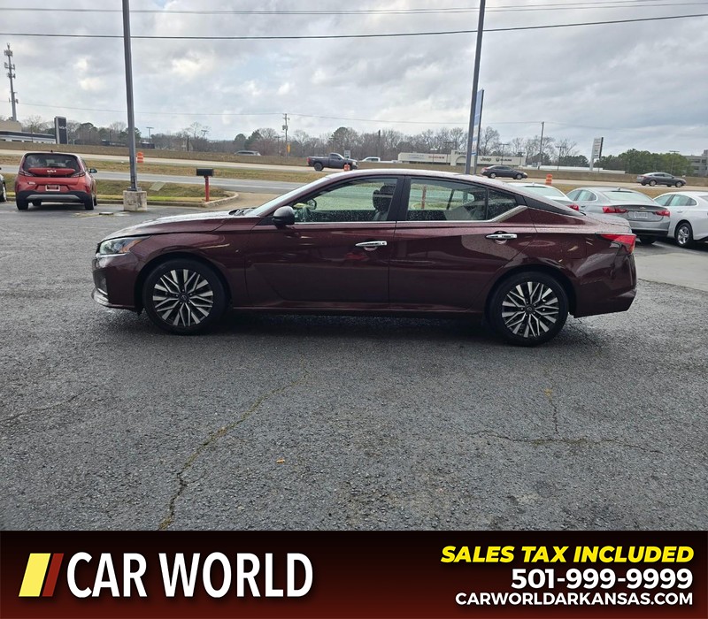 Nissan Altima Vehicle Full-screen Gallery Image 4