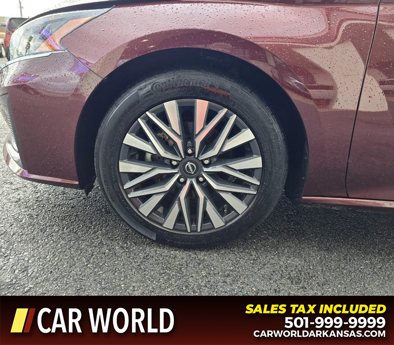 Nissan Altima Vehicle Full-screen Gallery Image 6