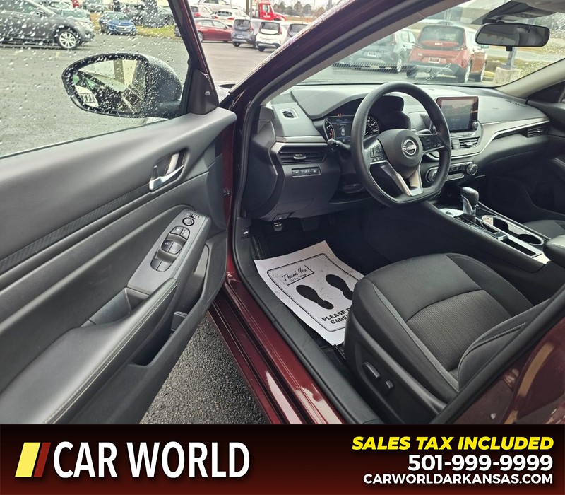 Nissan Altima Vehicle Full-screen Gallery Image 7