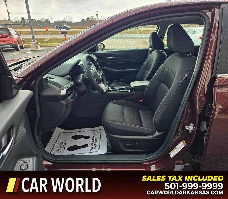 Nissan Altima Vehicle Full-screen Gallery Image 8