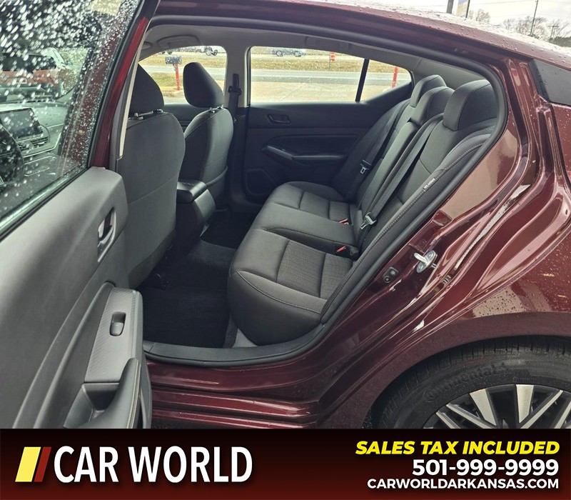 Nissan Altima Vehicle Full-screen Gallery Image 10