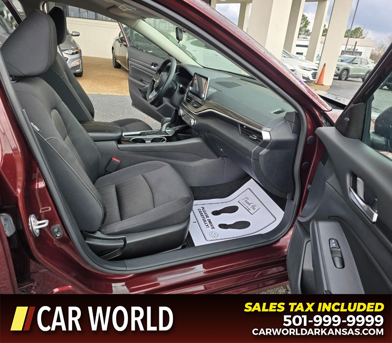 Nissan Altima Vehicle Full-screen Gallery Image 11