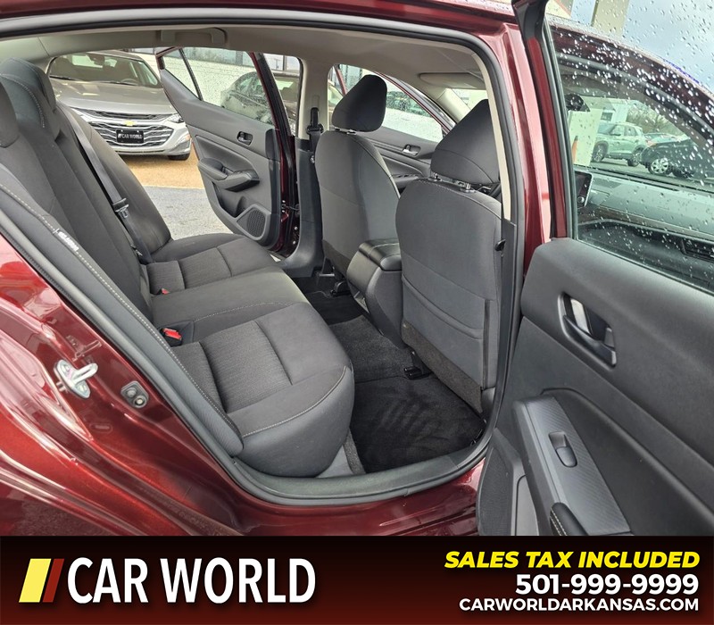 Nissan Altima Vehicle Full-screen Gallery Image 12