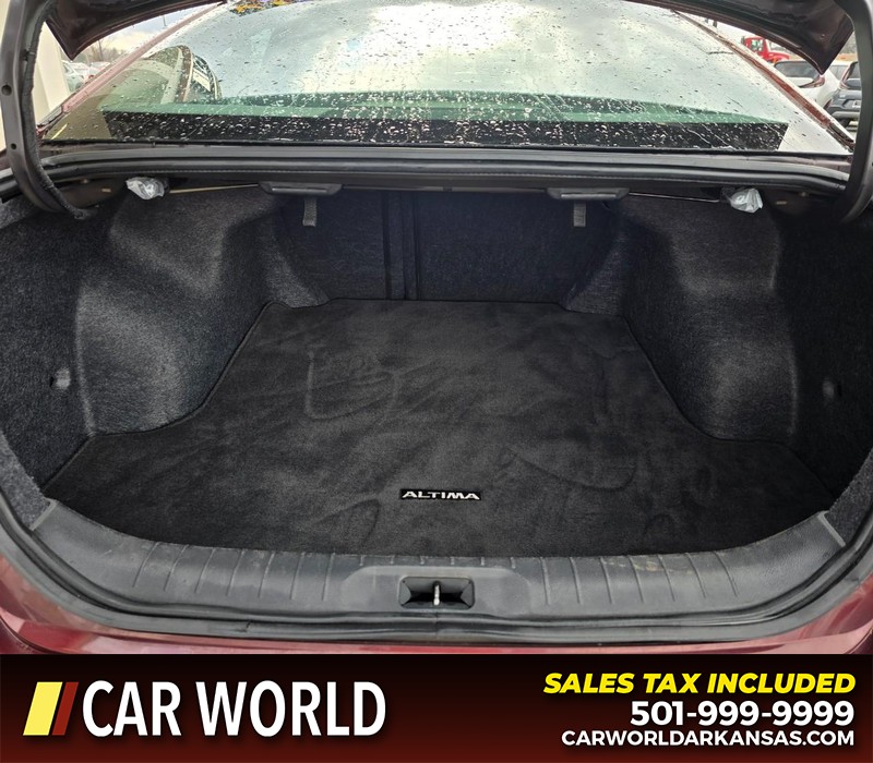 Nissan Altima Vehicle Full-screen Gallery Image 13