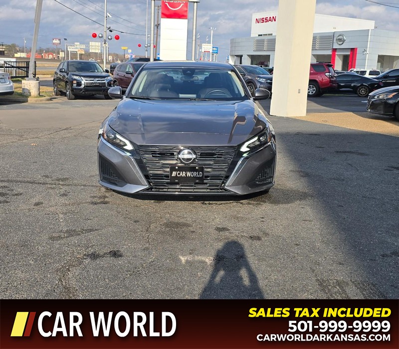 Nissan Altima Vehicle Full-screen Gallery Image 2