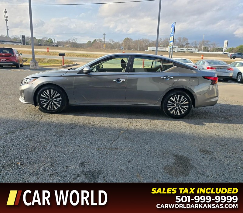 Nissan Altima Vehicle Full-screen Gallery Image 4