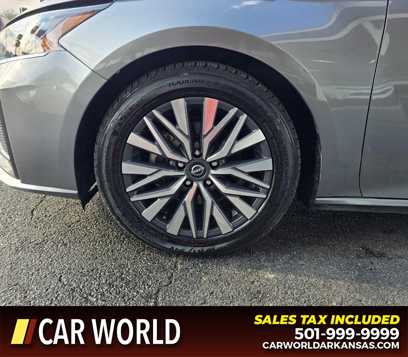 Nissan Altima Vehicle Full-screen Gallery Image 6