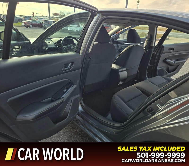 Nissan Altima Vehicle Full-screen Gallery Image 9