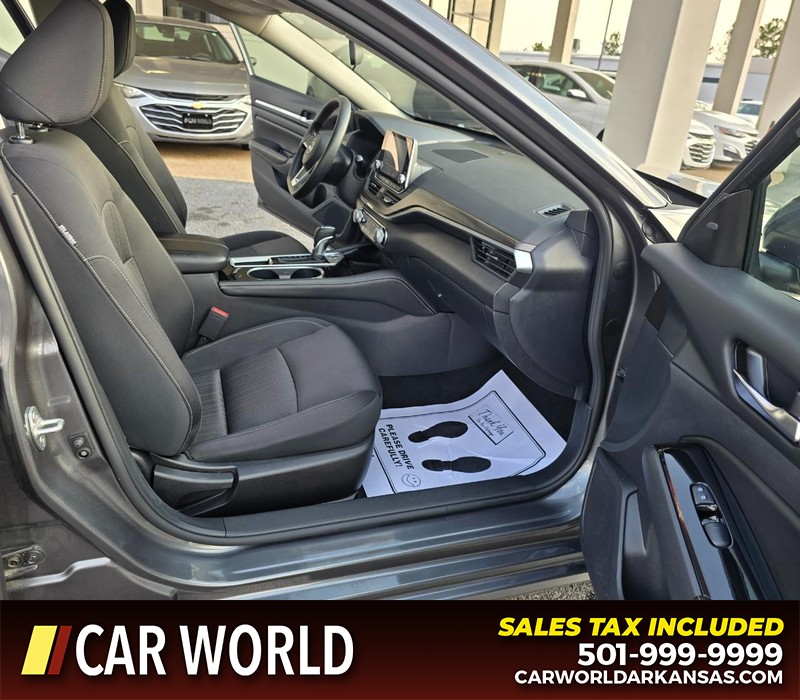 Nissan Altima Vehicle Full-screen Gallery Image 11