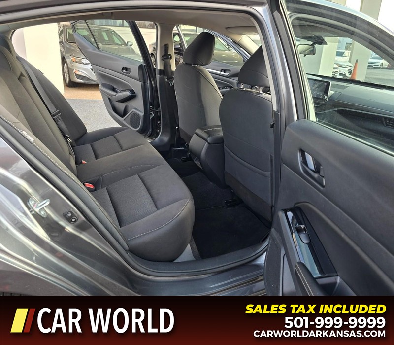 Nissan Altima Vehicle Full-screen Gallery Image 12