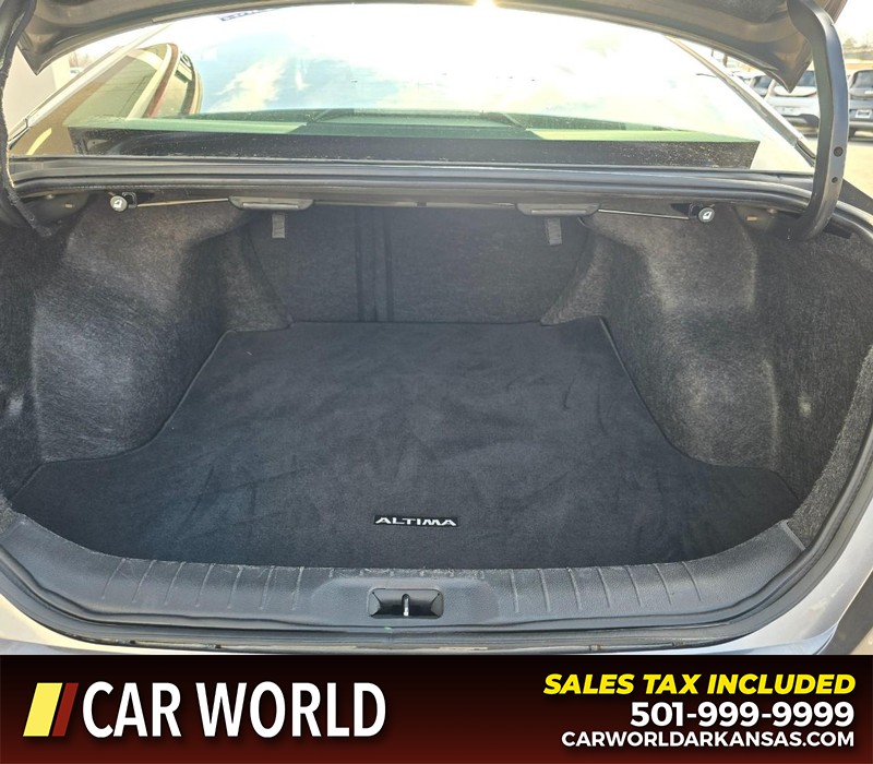 Nissan Altima Vehicle Full-screen Gallery Image 13