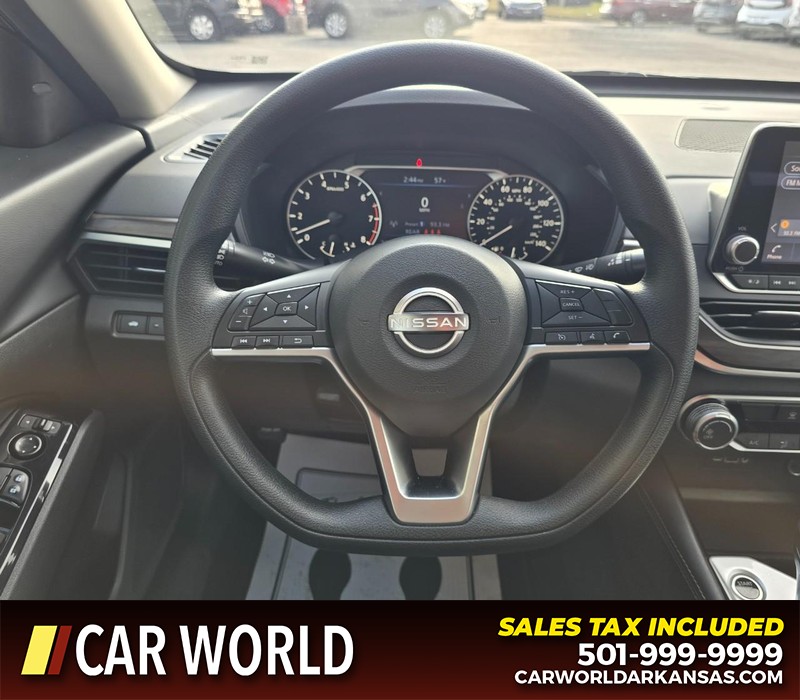 Nissan Altima Vehicle Full-screen Gallery Image 15