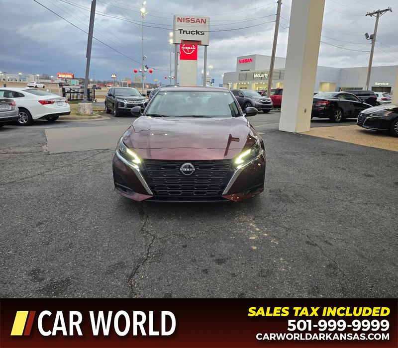 Nissan Altima Vehicle Full-screen Gallery Image 2