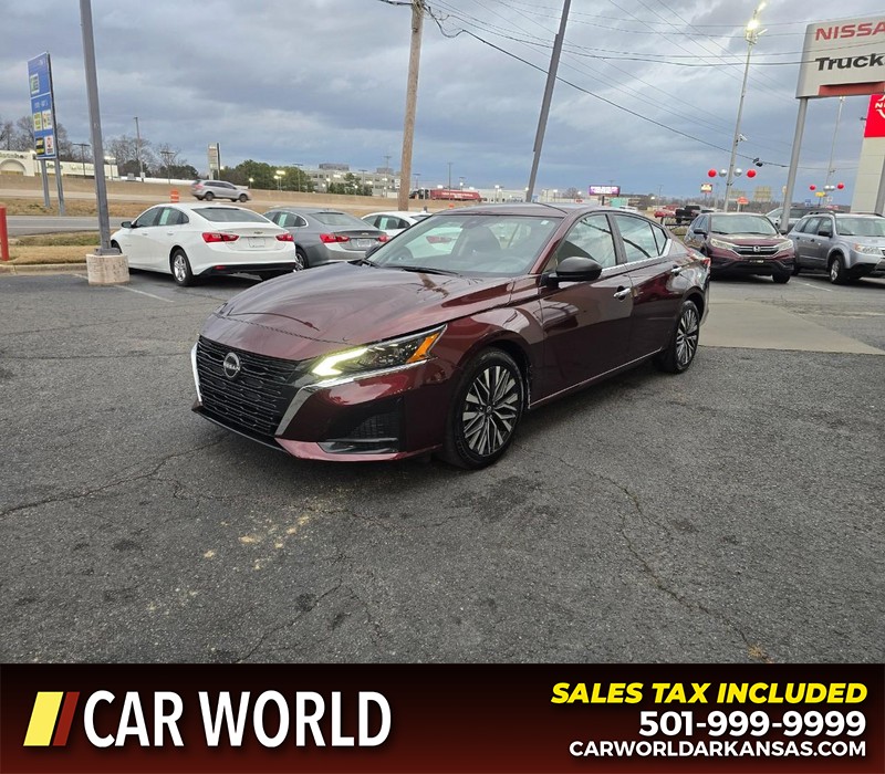 Nissan Altima Vehicle Full-screen Gallery Image 3