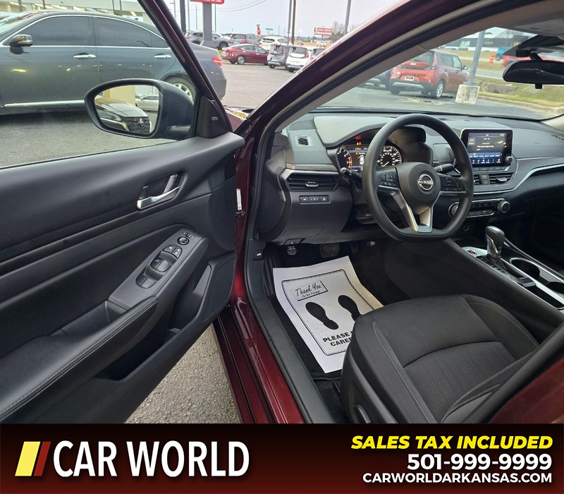 Nissan Altima Vehicle Full-screen Gallery Image 7