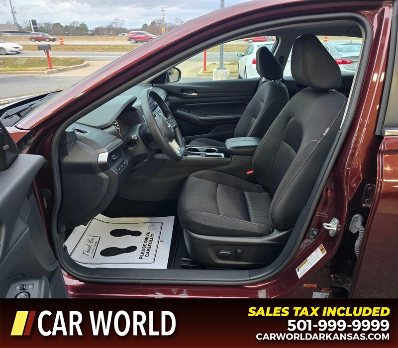 Nissan Altima Vehicle Full-screen Gallery Image 8