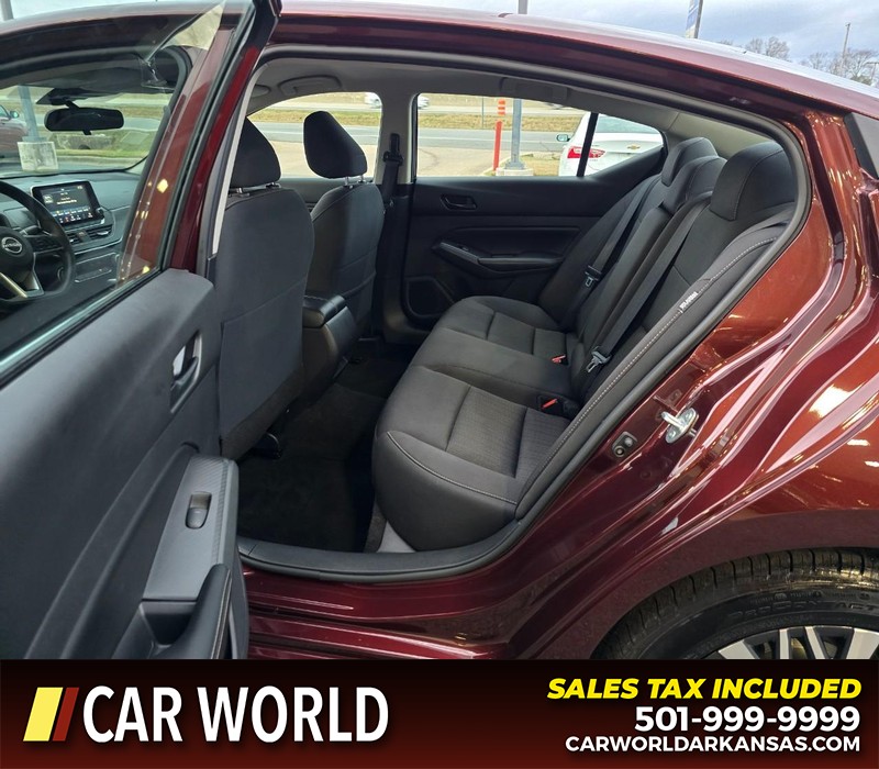 Nissan Altima Vehicle Full-screen Gallery Image 10