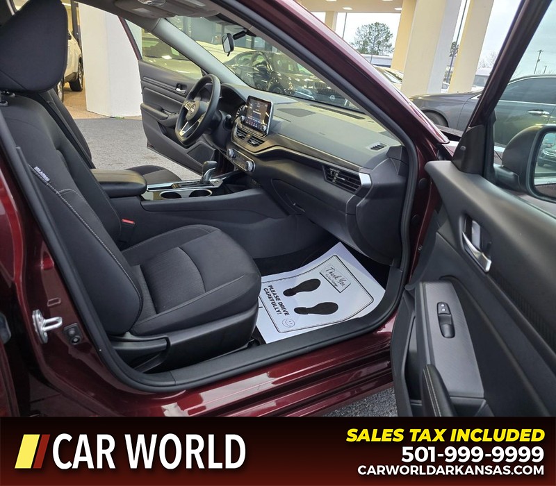 Nissan Altima Vehicle Full-screen Gallery Image 11