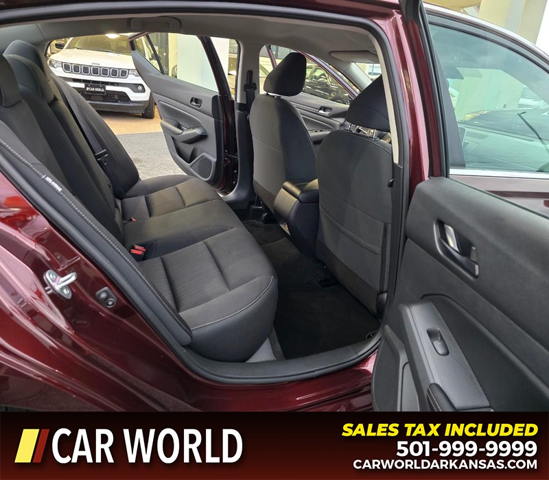 Nissan Altima Vehicle Full-screen Gallery Image 12