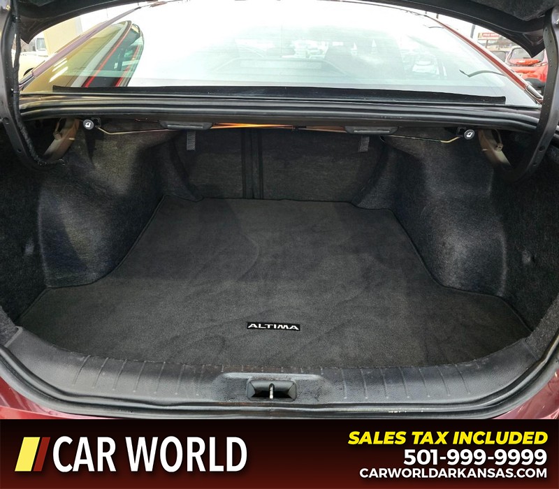 Nissan Altima Vehicle Full-screen Gallery Image 13