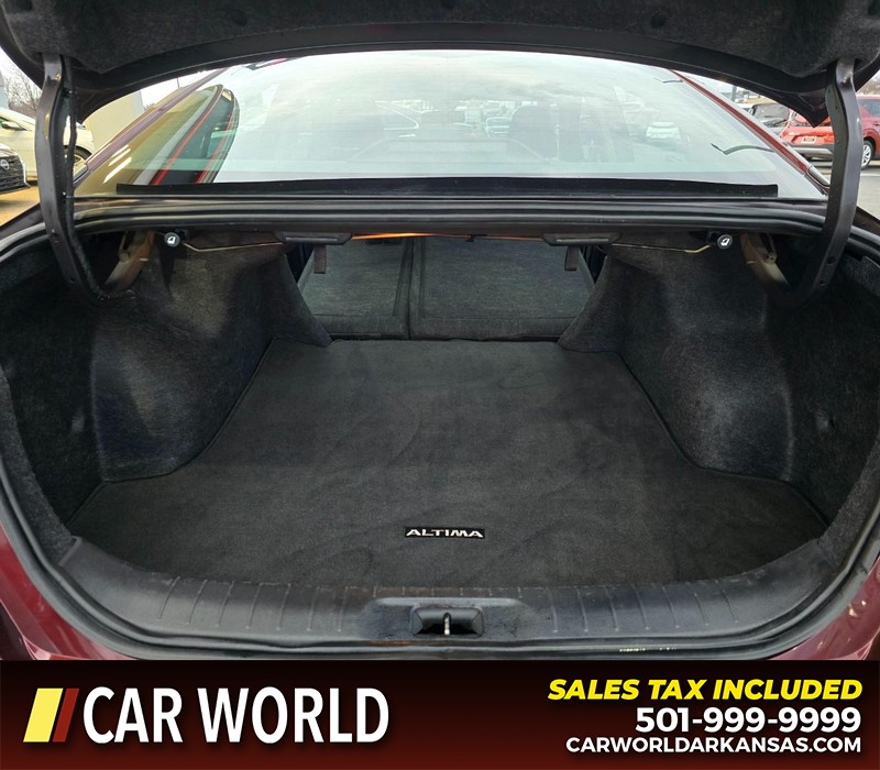 Nissan Altima Vehicle Full-screen Gallery Image 14