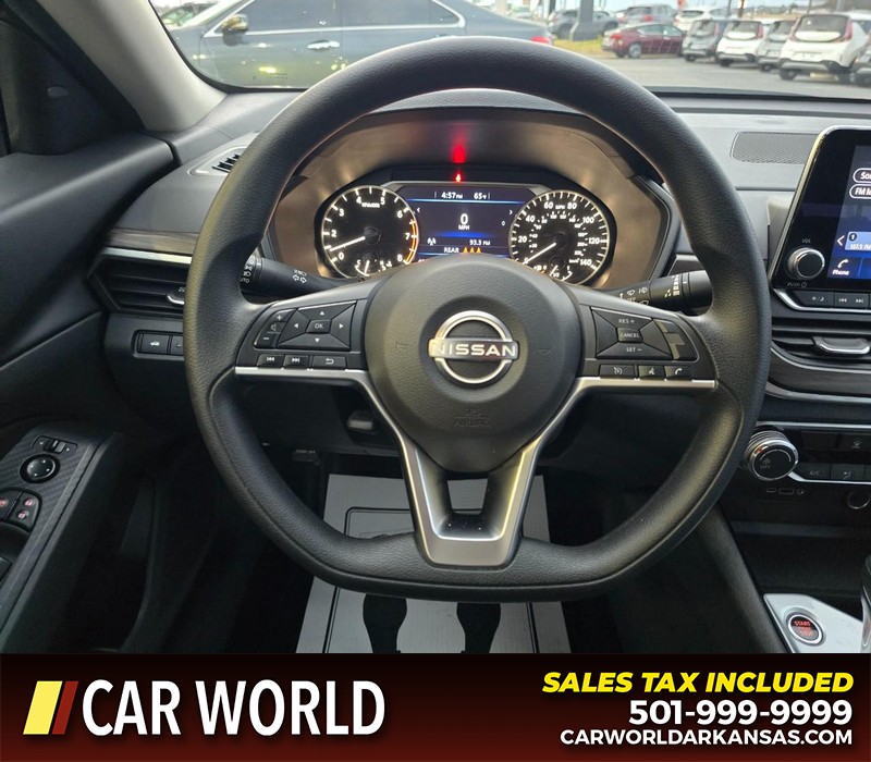 Nissan Altima Vehicle Full-screen Gallery Image 15