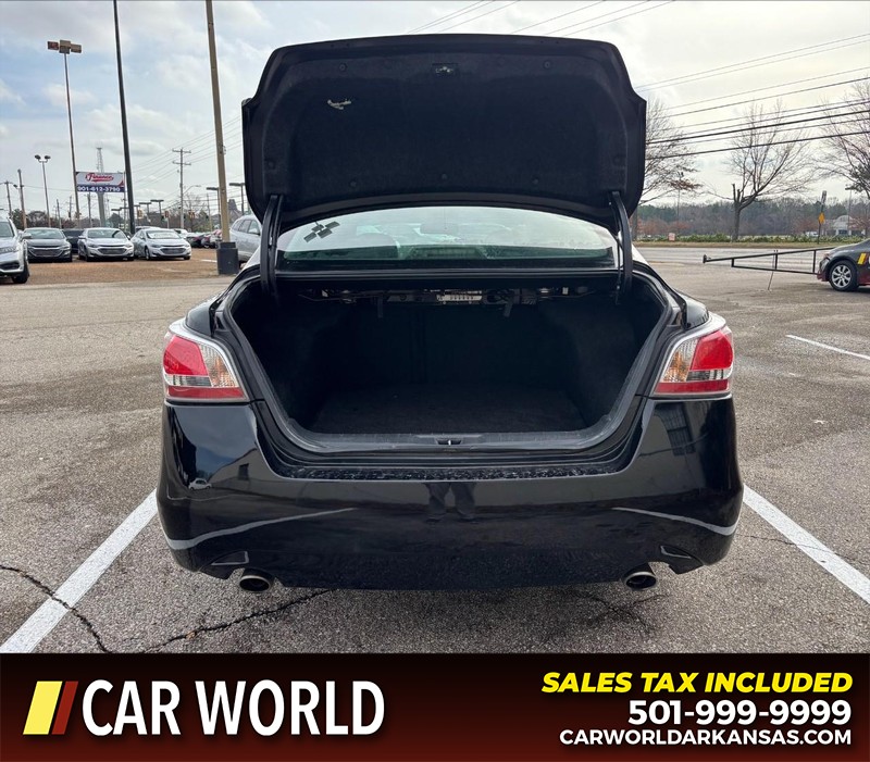 Nissan Altima Vehicle Full-screen Gallery Image 5