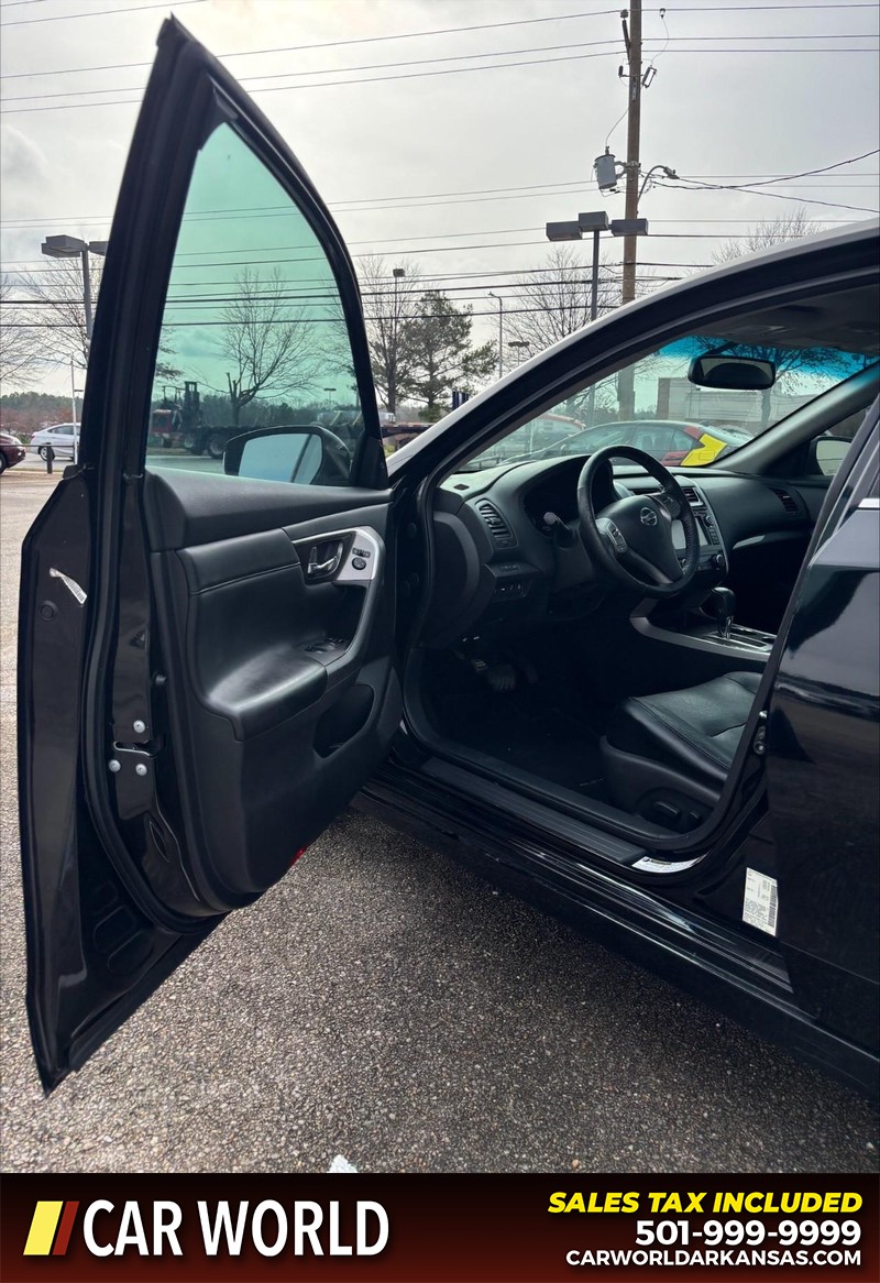 Nissan Altima Vehicle Full-screen Gallery Image 12