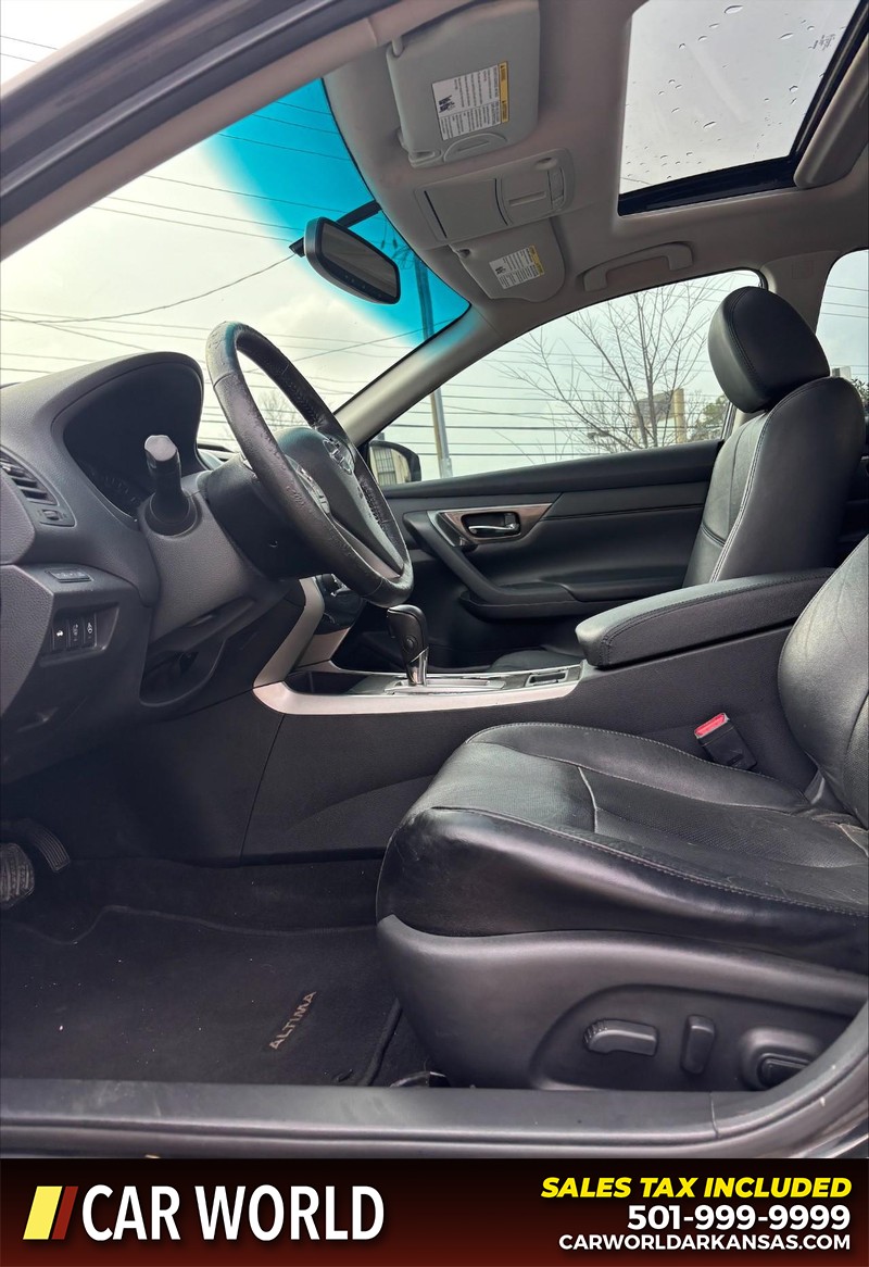 Nissan Altima Vehicle Full-screen Gallery Image 13