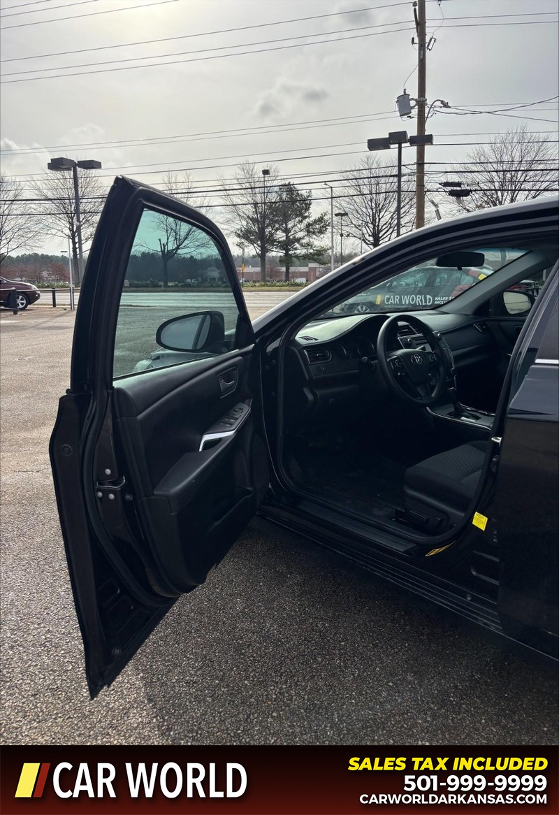 Toyota Camry Vehicle Full-screen Gallery Image 12