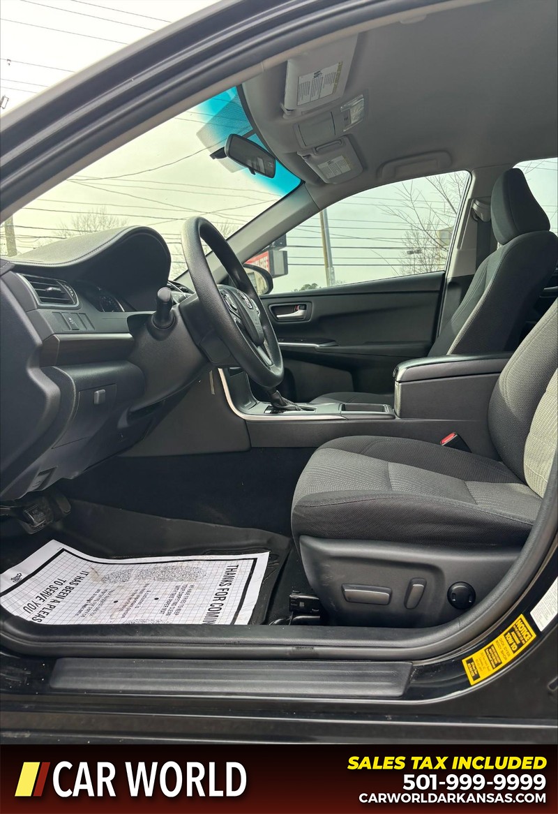 Toyota Camry Vehicle Full-screen Gallery Image 13