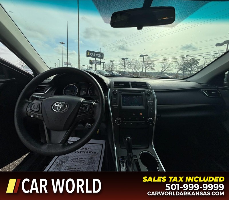Toyota Camry Vehicle Full-screen Gallery Image 16
