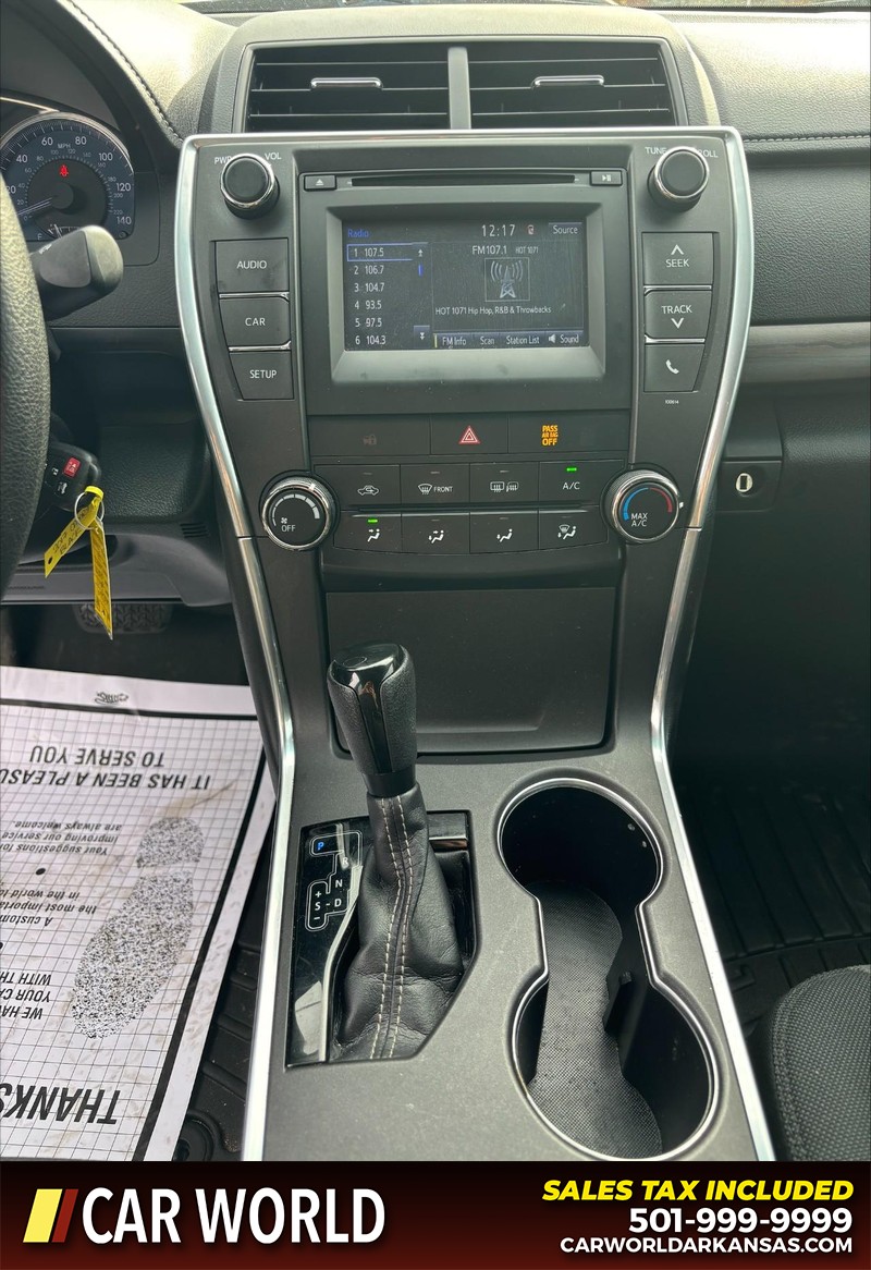 Toyota Camry Vehicle Full-screen Gallery Image 17