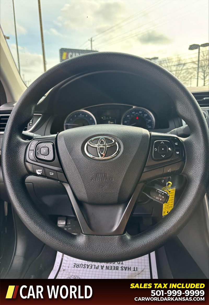 Toyota Camry Vehicle Full-screen Gallery Image 19