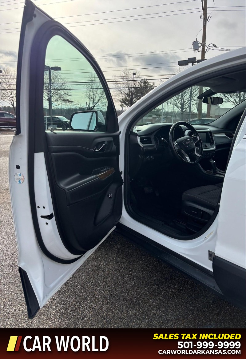 GMC Acadia Vehicle Full-screen Gallery Image 12