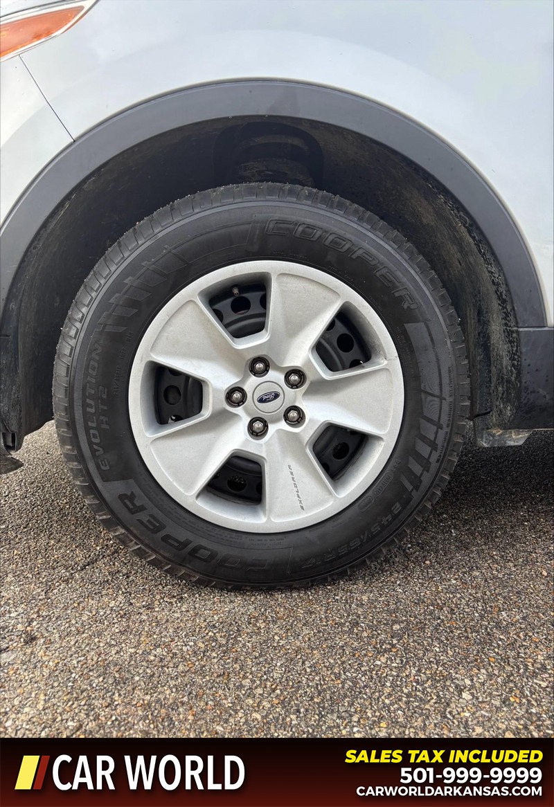 Ford Explorer Vehicle Full-screen Gallery Image 11