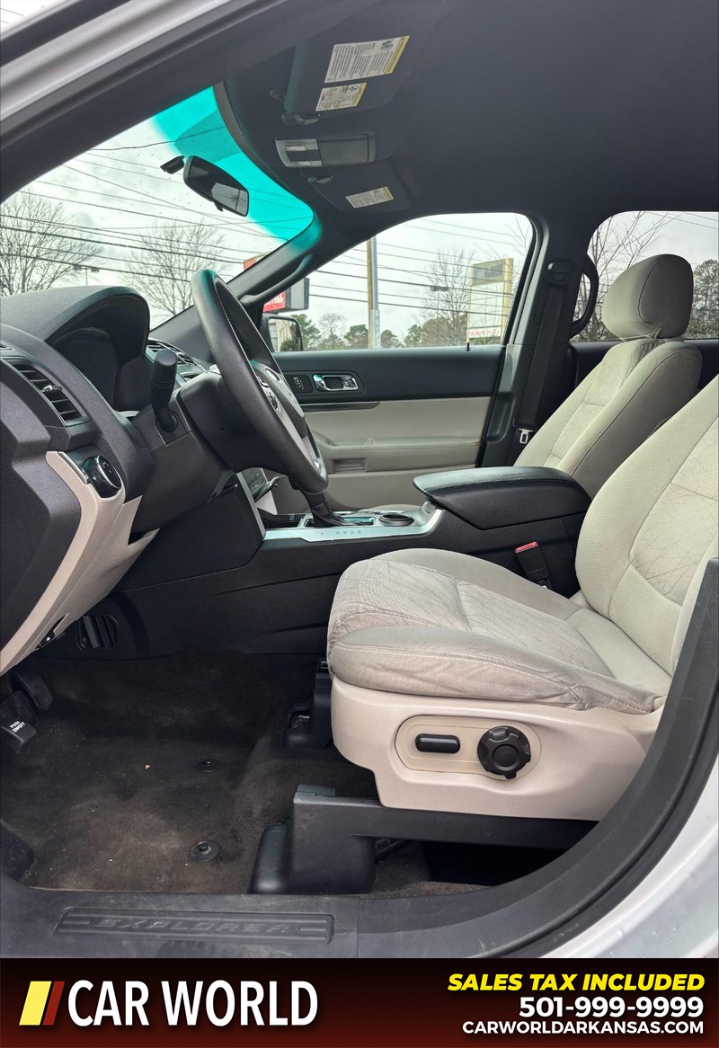 Ford Explorer Vehicle Full-screen Gallery Image 13