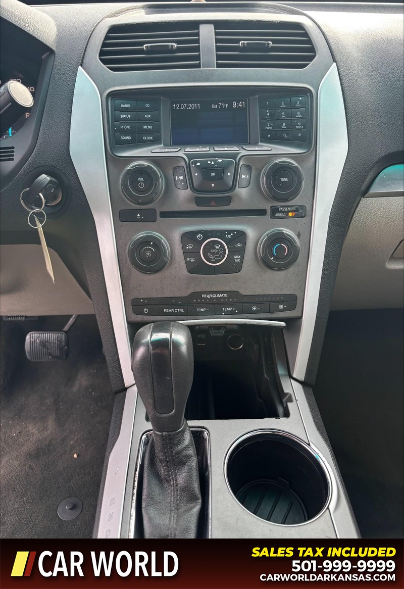 Ford Explorer Vehicle Full-screen Gallery Image 18