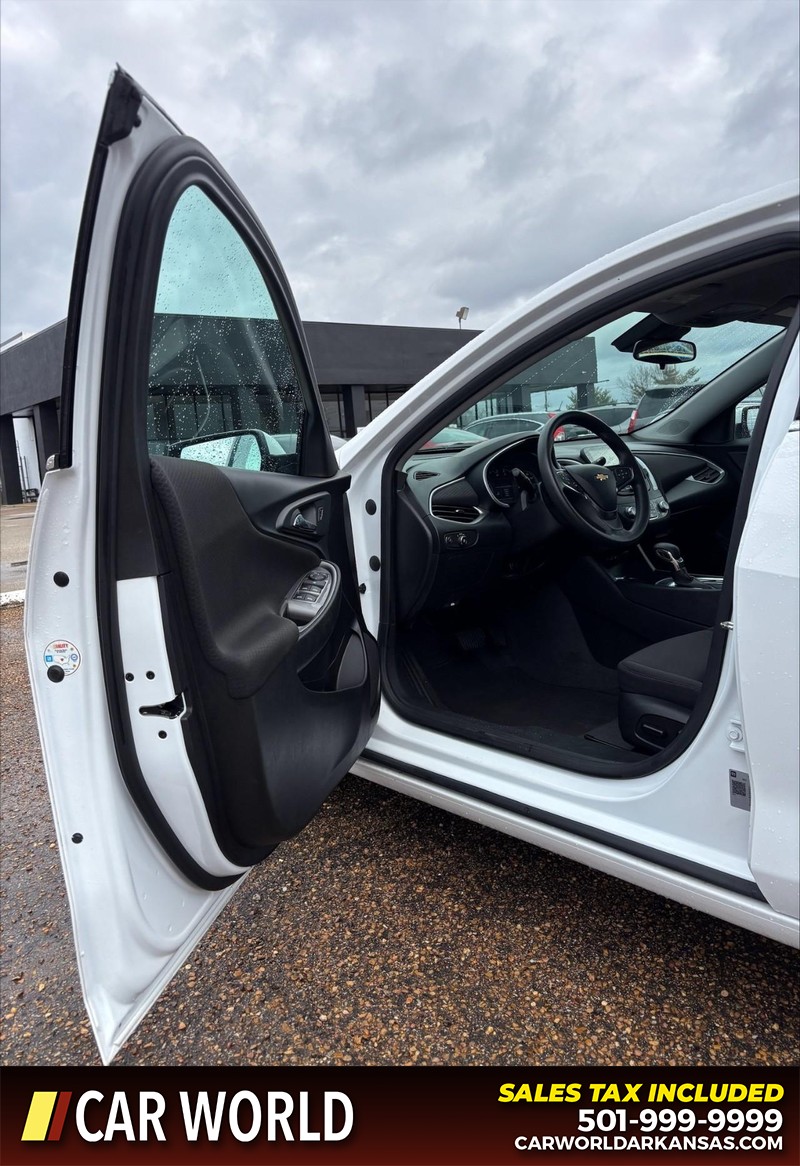 Chevrolet Malibu Vehicle Full-screen Gallery Image 12