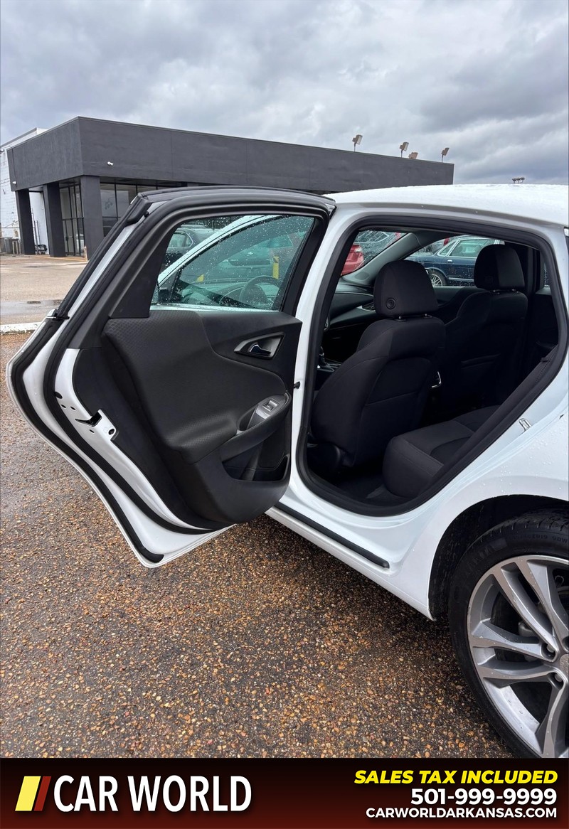 Chevrolet Malibu Vehicle Full-screen Gallery Image 14