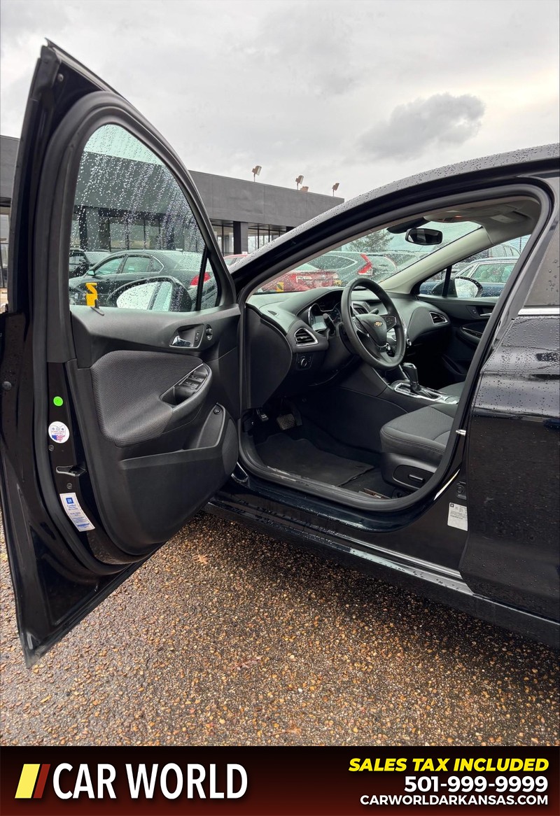 Chevrolet Cruze Vehicle Full-screen Gallery Image 12