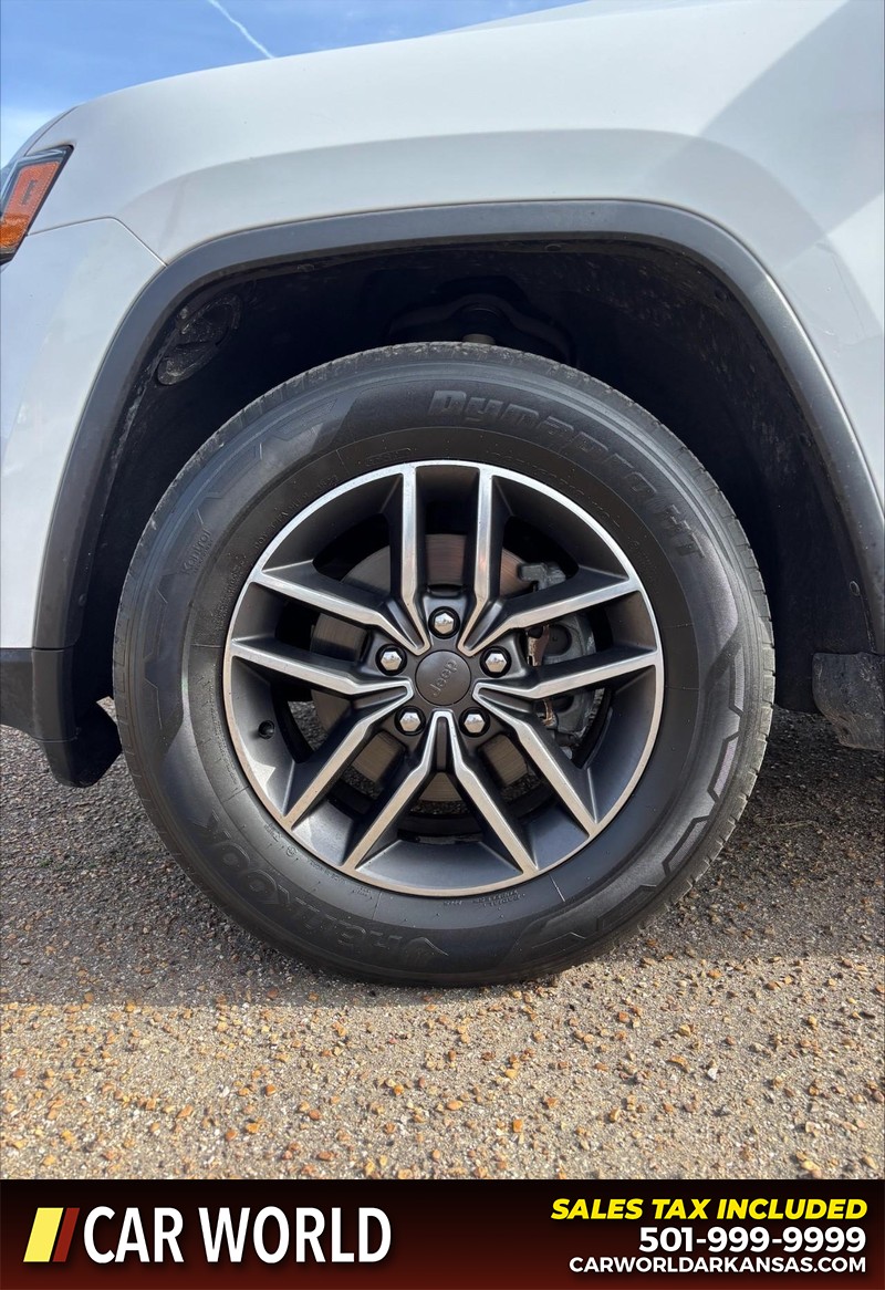 Jeep Grand Cherokee Vehicle Full-screen Gallery Image 11