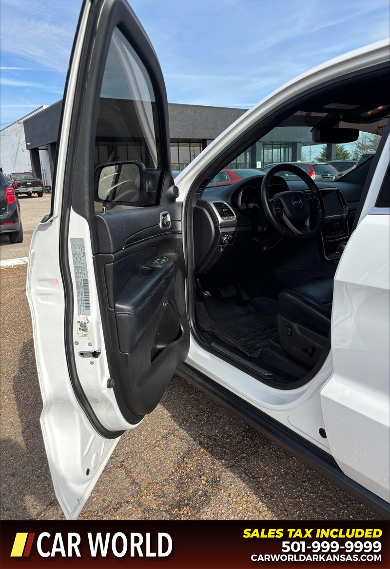 Jeep Grand Cherokee Vehicle Full-screen Gallery Image 12