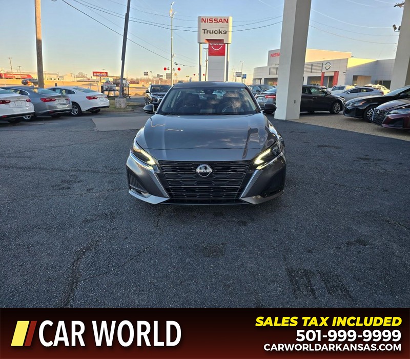 Nissan Altima Vehicle Full-screen Gallery Image 2